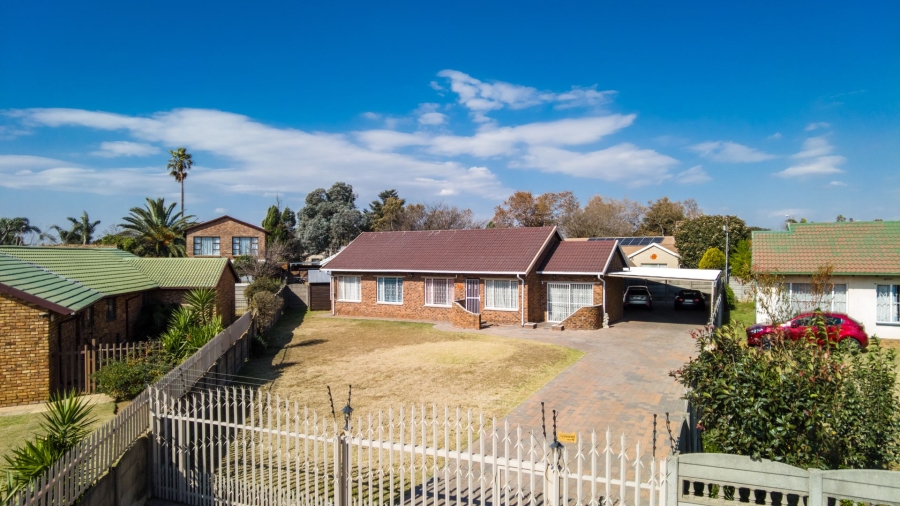 3 Bedroom Property for Sale in Bonaero Park Gauteng