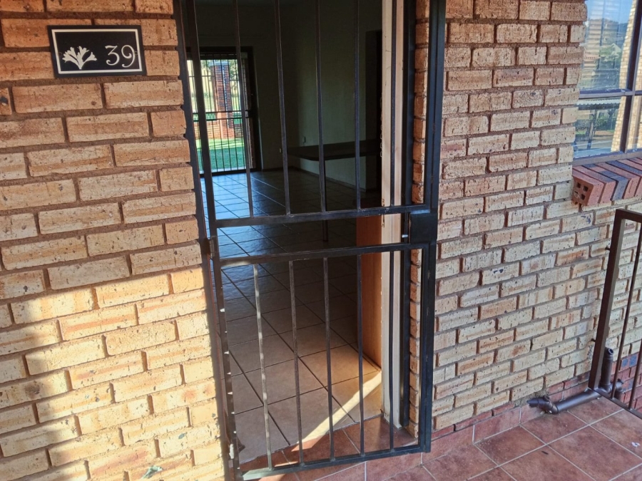 2 Bedroom Property for Sale in Noordheuwel Gauteng