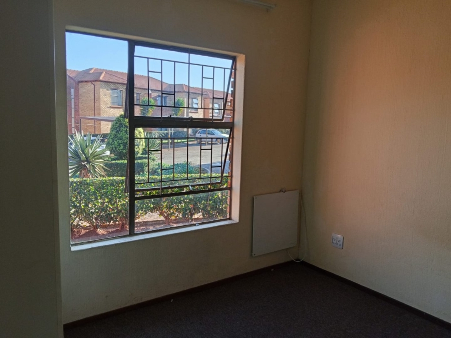 2 Bedroom Property for Sale in Noordheuwel Gauteng