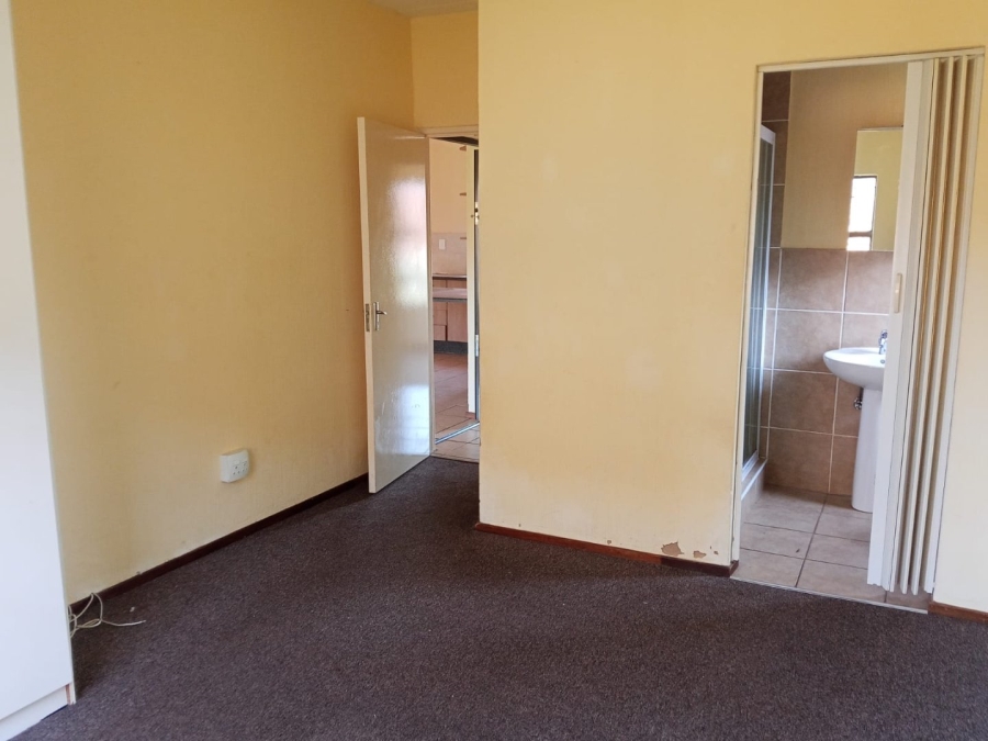 2 Bedroom Property for Sale in Noordheuwel Gauteng