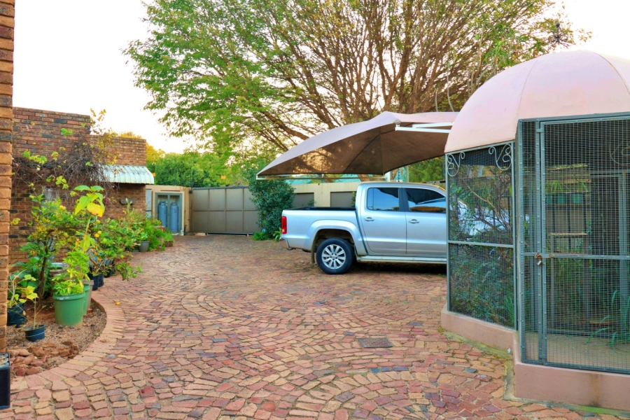4 Bedroom Property for Sale in Garsfontein Gauteng