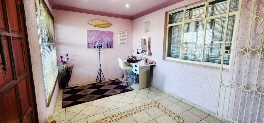 7 Bedroom Property for Sale in Laudium Gauteng