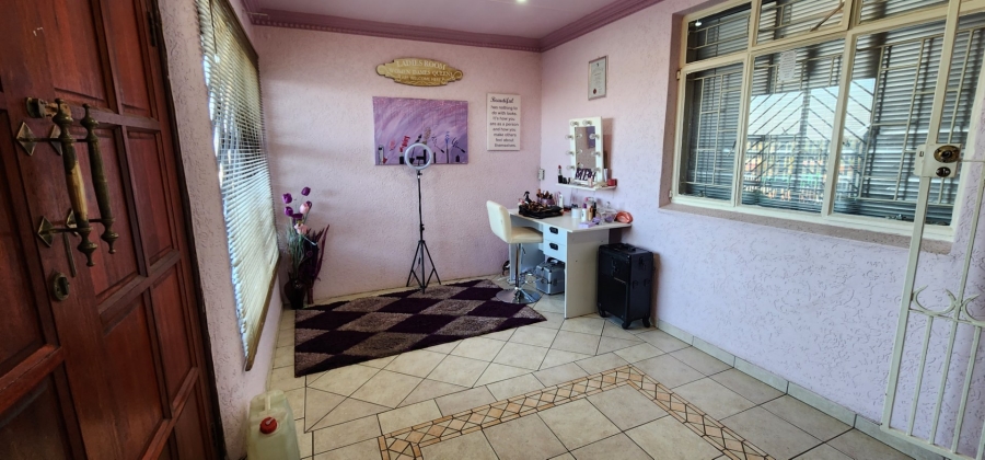 7 Bedroom Property for Sale in Laudium Gauteng