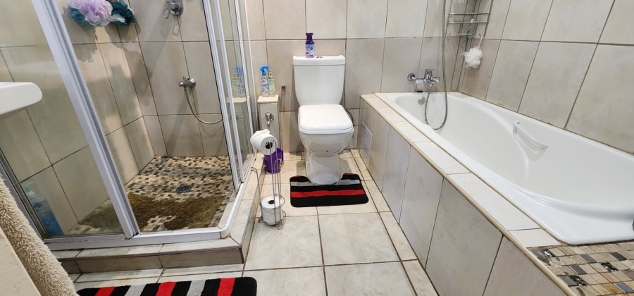 7 Bedroom Property for Sale in Laudium Gauteng