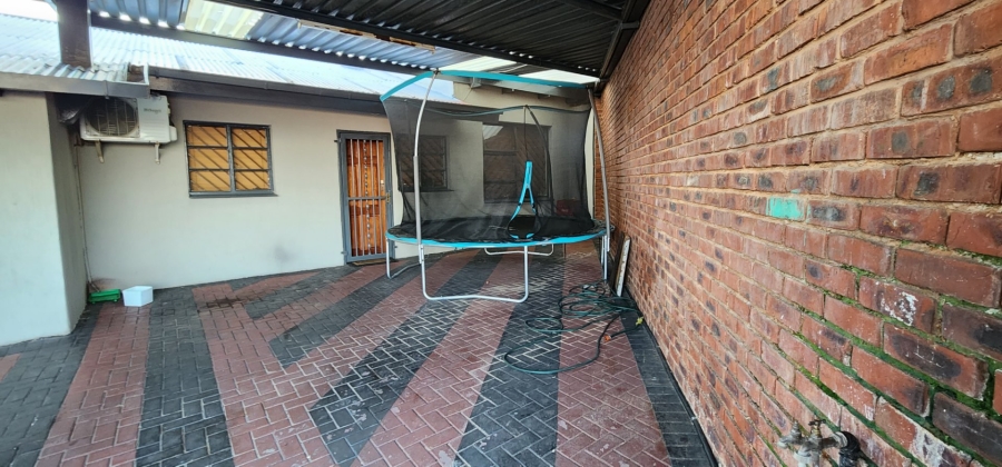 7 Bedroom Property for Sale in Laudium Gauteng