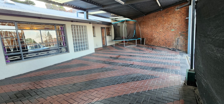 7 Bedroom Property for Sale in Laudium Gauteng