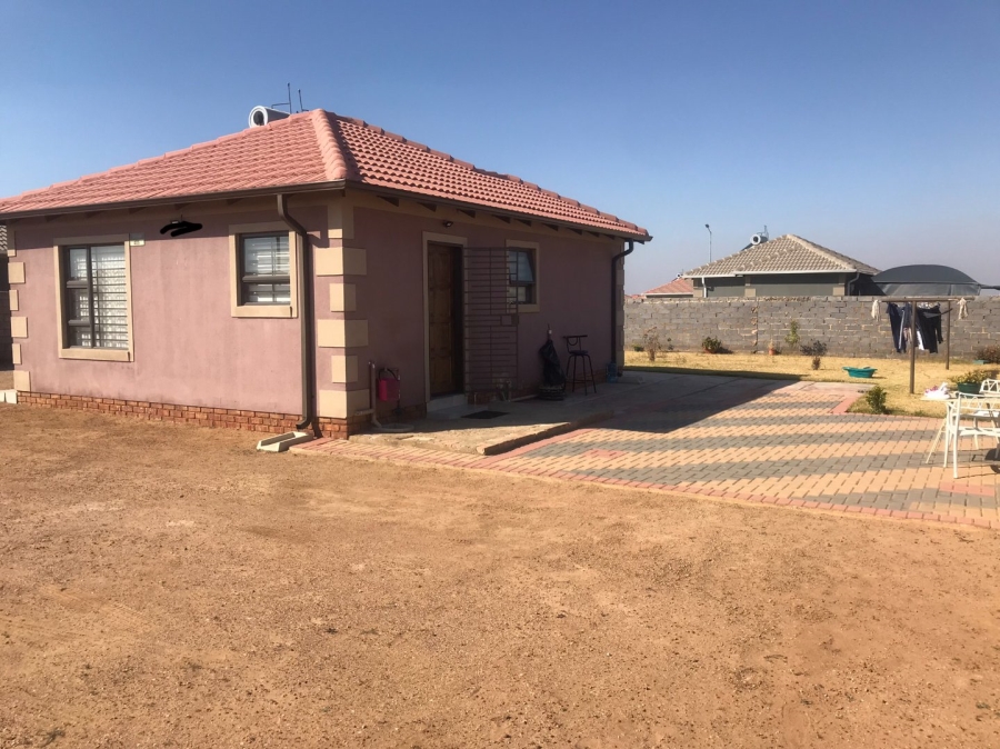 To Let  Bedroom Property for Rent in Azaadville Gardens Gauteng