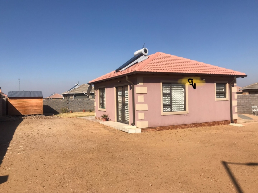 To Let  Bedroom Property for Rent in Azaadville Gardens Gauteng