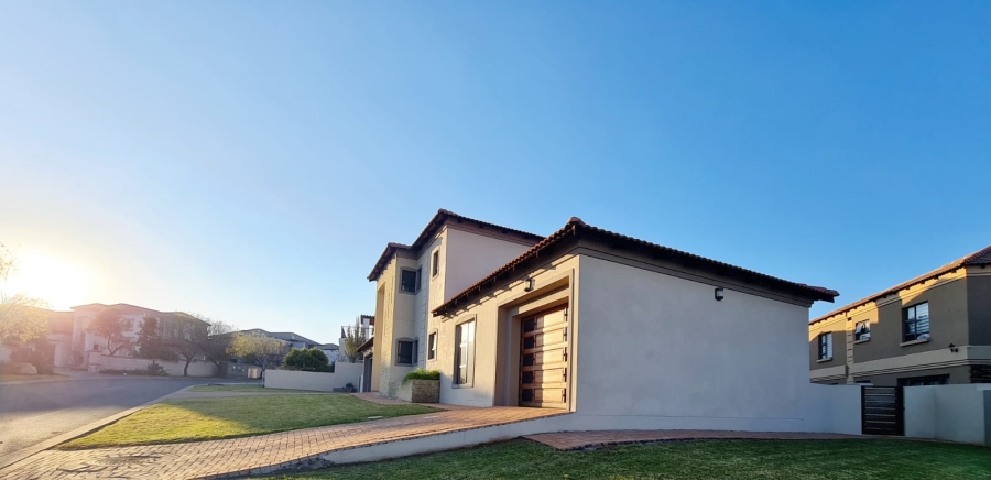 5 Bedroom Property for Sale in Blue Valley Golf Estate Gauteng