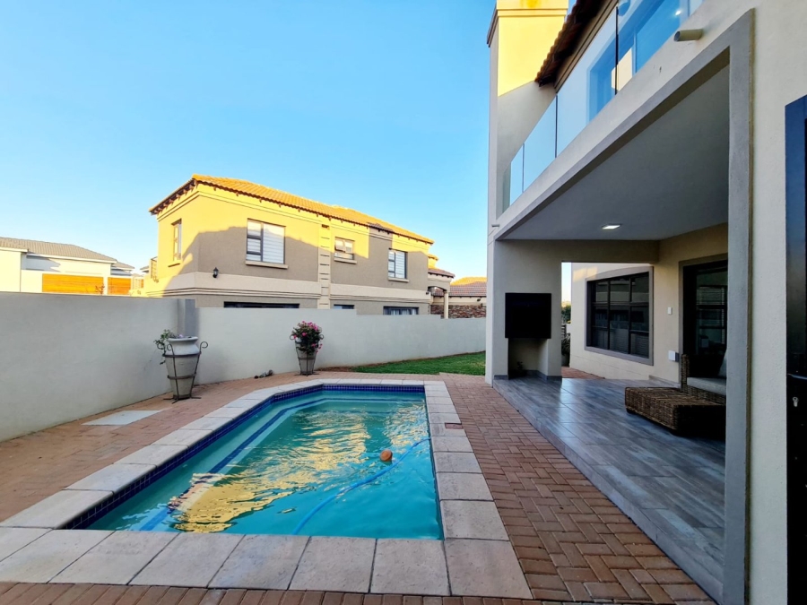 5 Bedroom Property for Sale in Blue Valley Golf Estate Gauteng