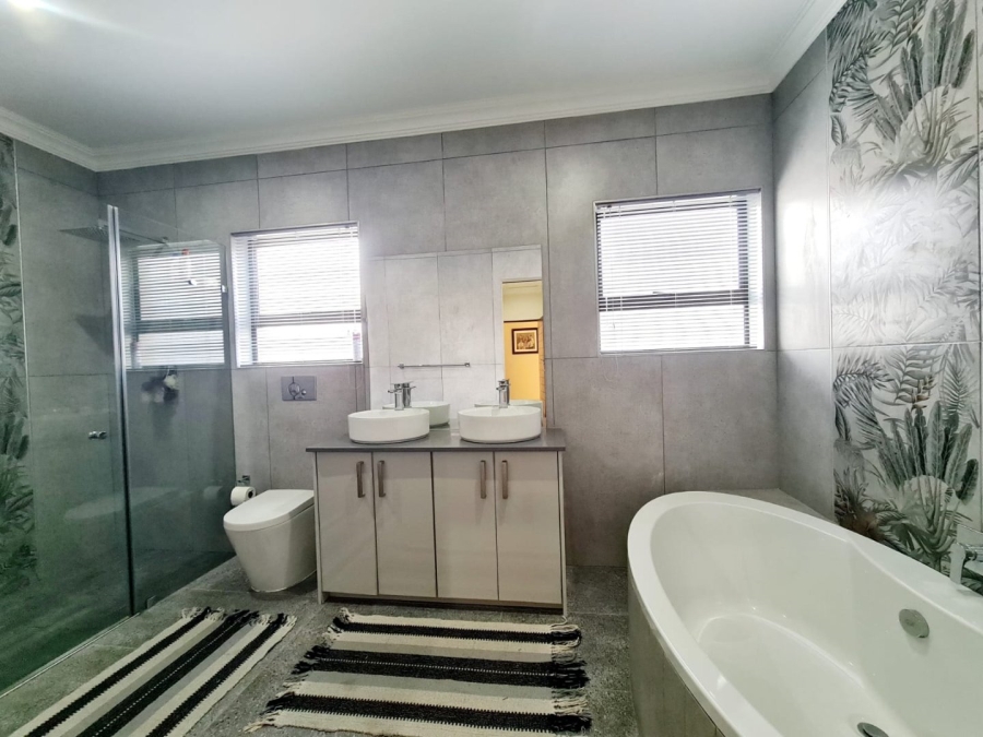 5 Bedroom Property for Sale in Blue Valley Golf Estate Gauteng