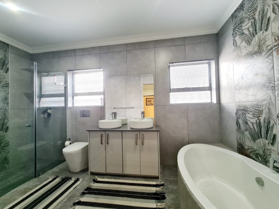 5 Bedroom Property for Sale in Blue Valley Golf Estate Gauteng