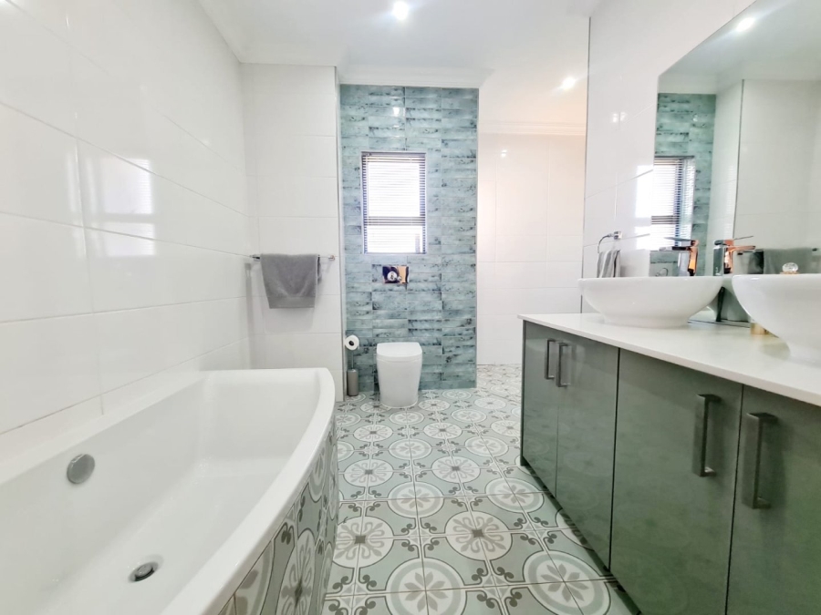 5 Bedroom Property for Sale in Blue Valley Golf Estate Gauteng