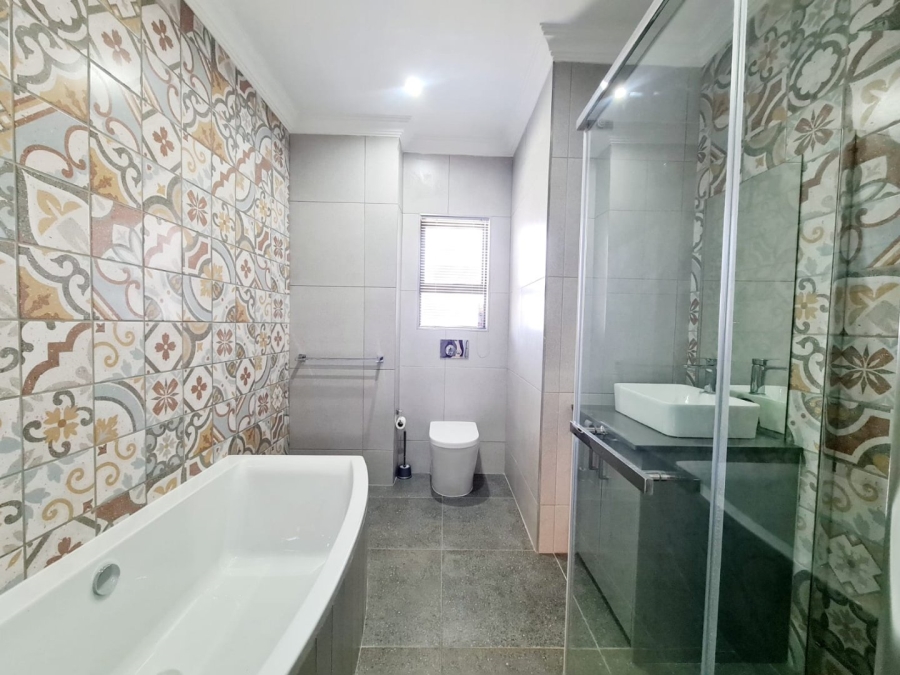 5 Bedroom Property for Sale in Blue Valley Golf Estate Gauteng
