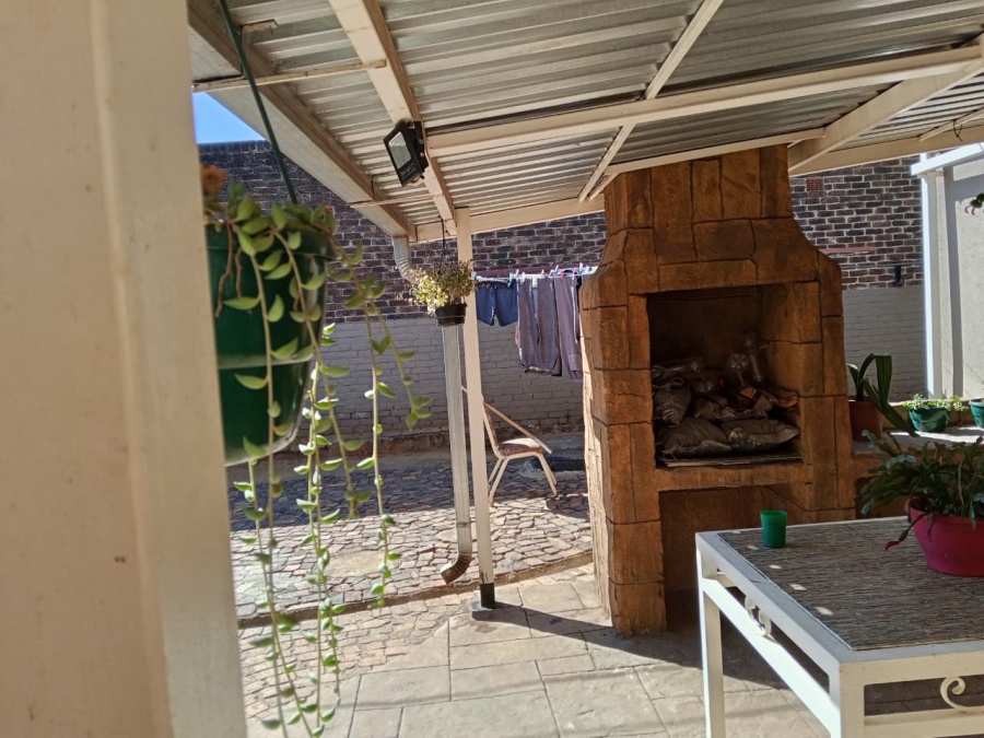  Bedroom Property for Sale in Homelake Gauteng