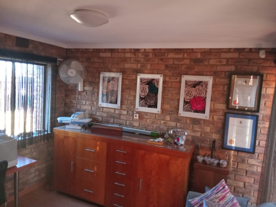 3 Bedroom Property for Sale in Mulbarton Gauteng