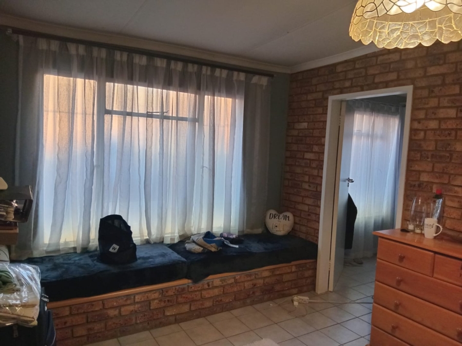 3 Bedroom Property for Sale in Mulbarton Gauteng