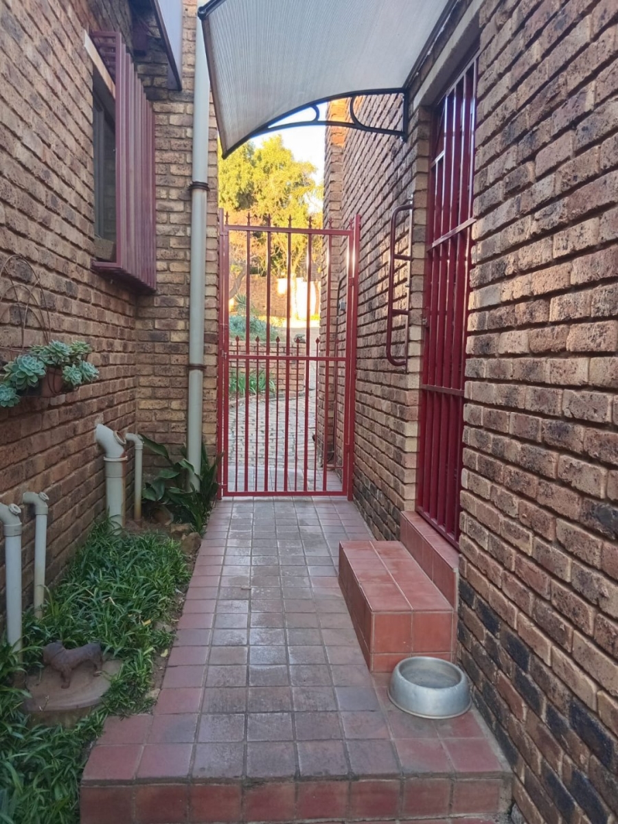 3 Bedroom Property for Sale in Mulbarton Gauteng