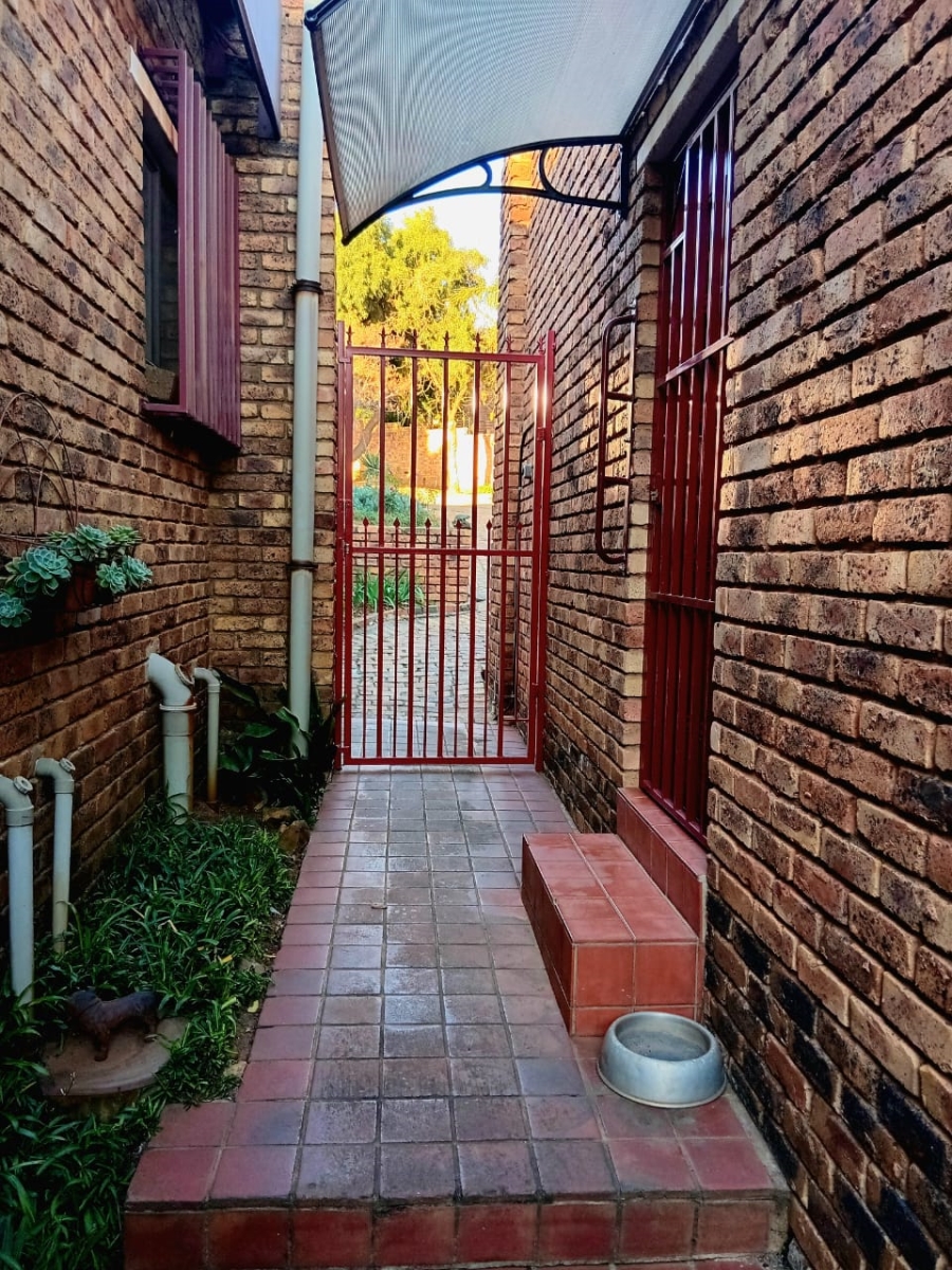 3 Bedroom Property for Sale in Mulbarton Gauteng