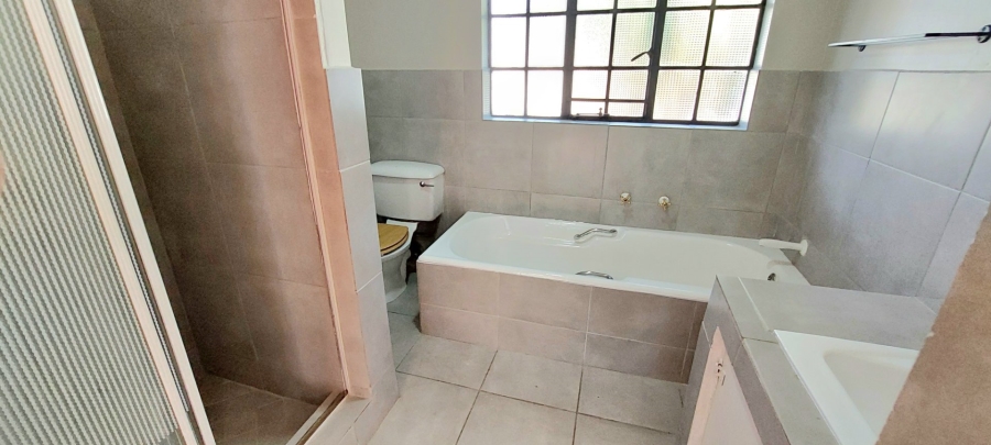 6 Bedroom Property for Sale in Freeway Park Gauteng
