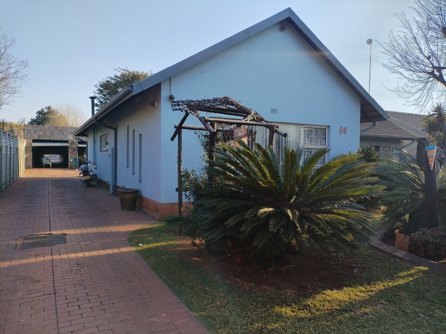 3 Bedroom Property for Sale in Strubenvale Gauteng