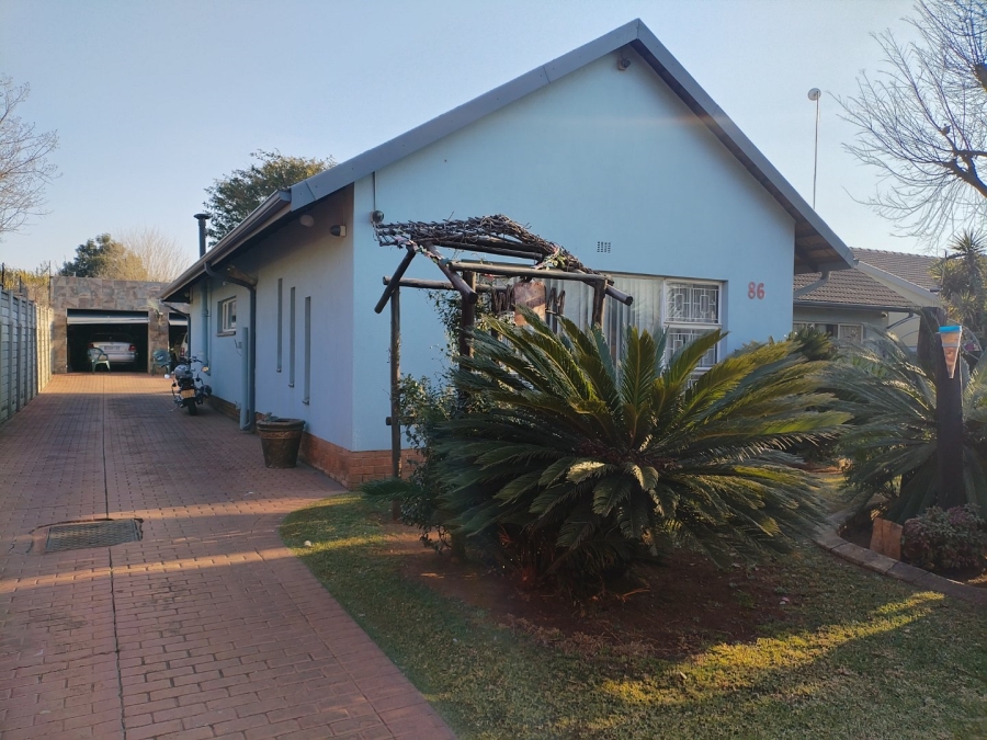 3 Bedroom Property for Sale in Strubenvale Gauteng