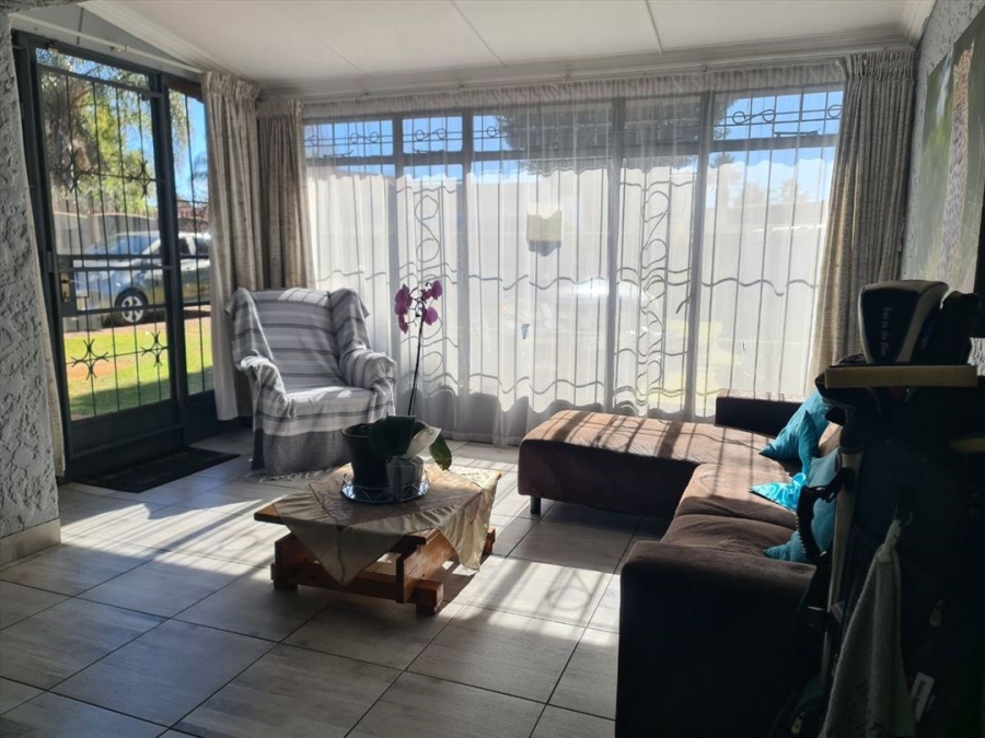 5 Bedroom Property for Sale in Edleen Gauteng