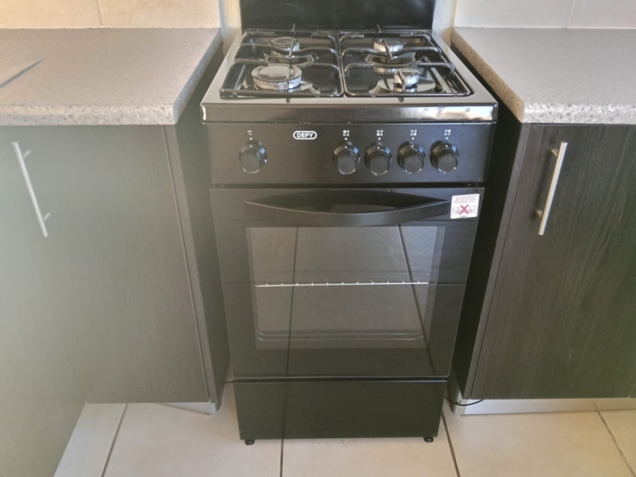 To Let 2 Bedroom Property for Rent in Honeypark Gauteng