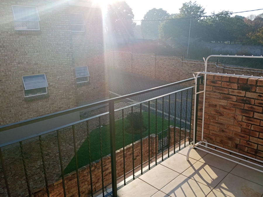 To Let 2 Bedroom Property for Rent in Honeypark Gauteng