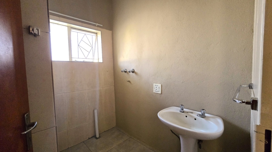 To Let 1 Bedroom Property for Rent in Glen Austin Gauteng