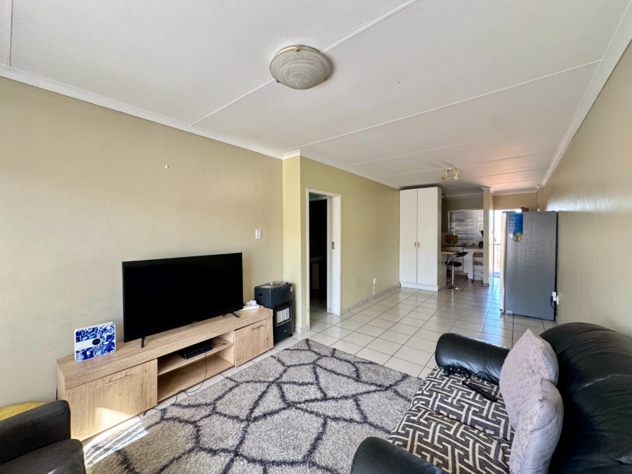 1 Bedroom Property for Sale in Die Hoewes Gauteng