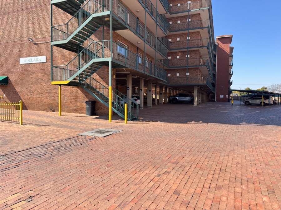 1 Bedroom Property for Sale in Die Hoewes Gauteng