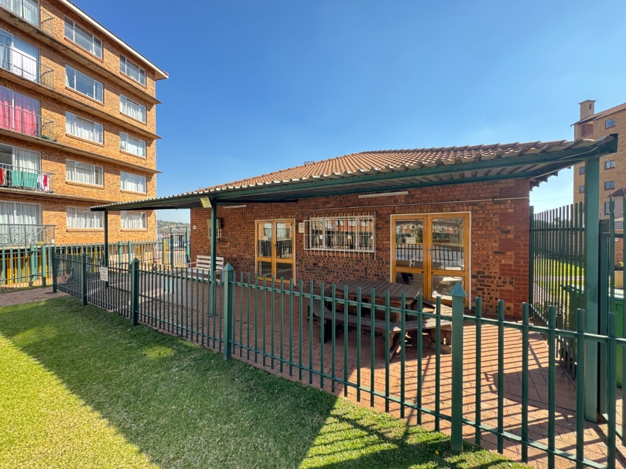 1 Bedroom Property for Sale in Die Hoewes Gauteng