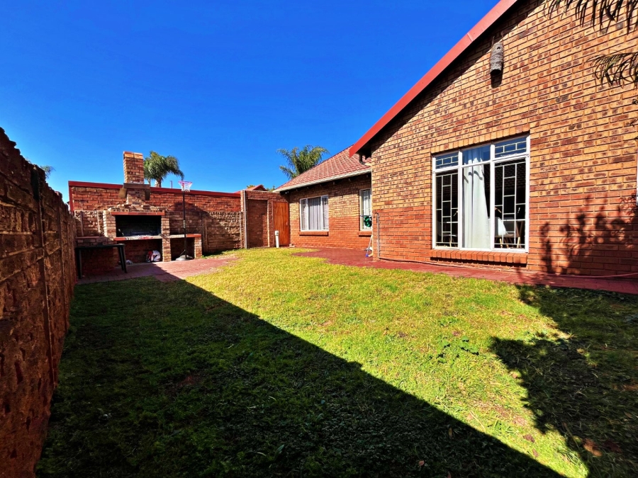 4 Bedroom Property for Sale in Eldoraigne Gauteng