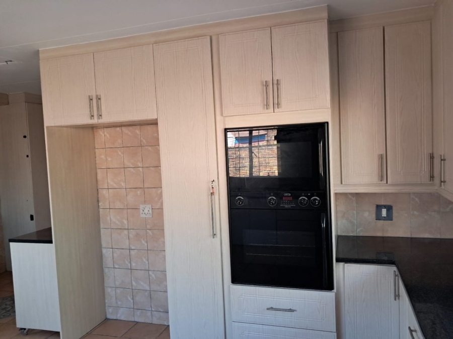 To Let 3 Bedroom Property for Rent in Bardene Gauteng