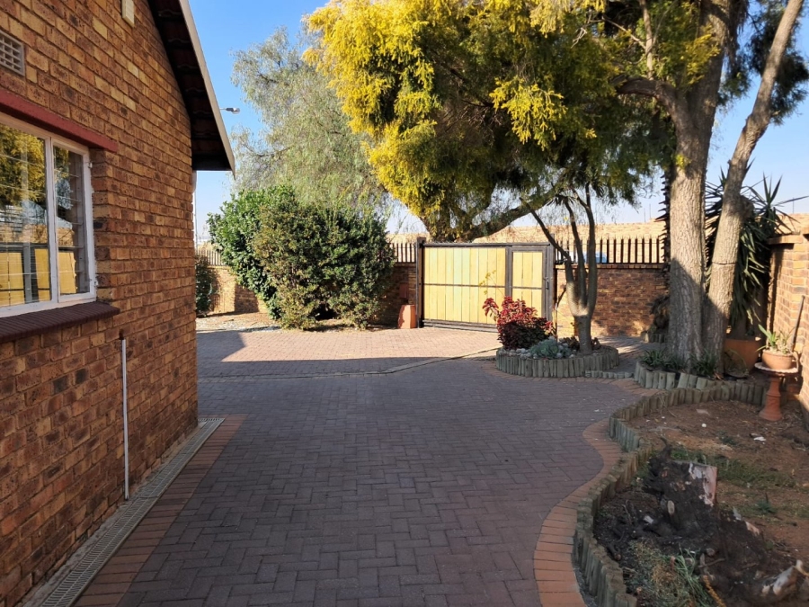 To Let 3 Bedroom Property for Rent in Bardene Gauteng