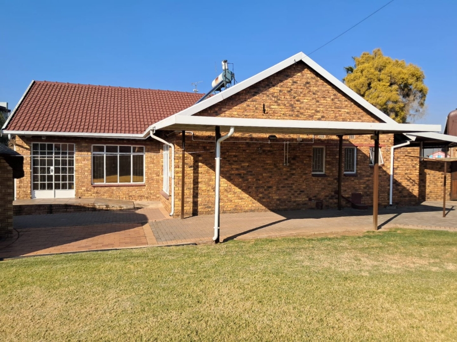 To Let 3 Bedroom Property for Rent in Bardene Gauteng