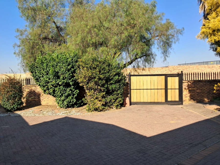 To Let 3 Bedroom Property for Rent in Bardene Gauteng
