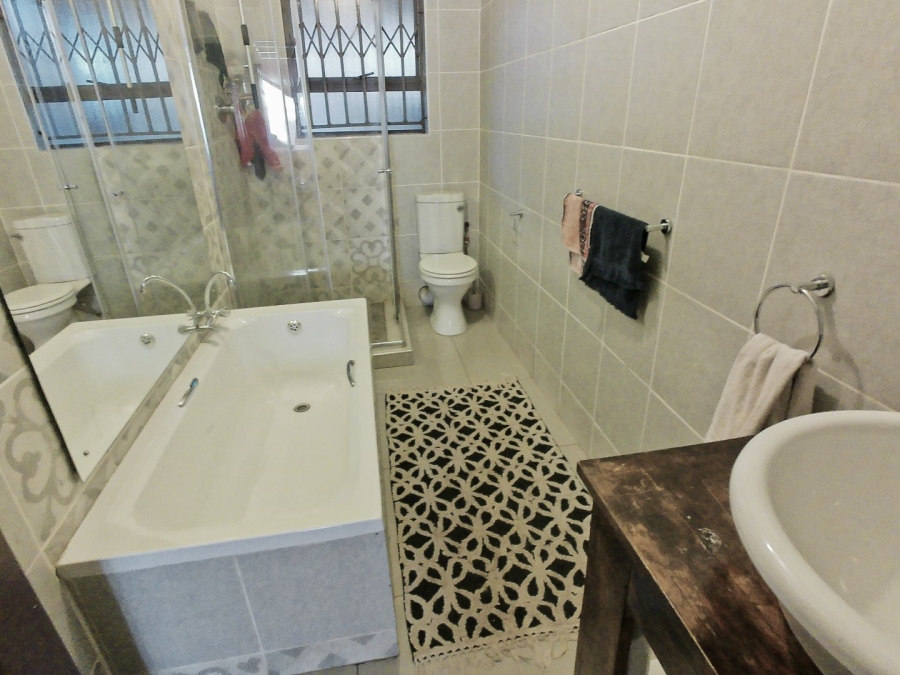 5 Bedroom Property for Sale in The Orchards Gauteng
