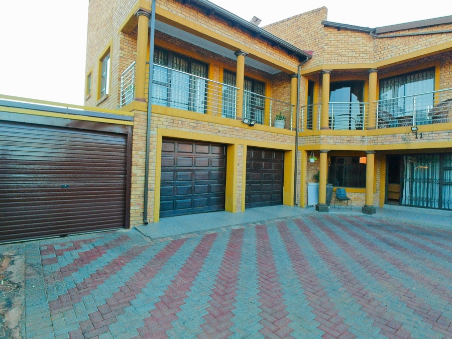 5 Bedroom Property for Sale in The Orchards Gauteng
