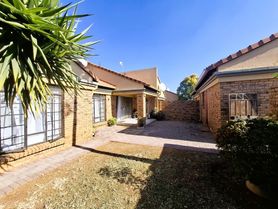 To Let 3 Bedroom Property for Rent in Equestria Gauteng