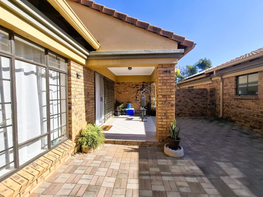 To Let 3 Bedroom Property for Rent in Equestria Gauteng