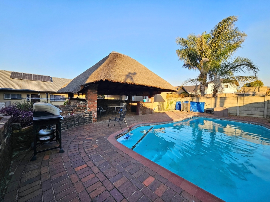 To Let  Bedroom Property for Rent in Edleen Gauteng