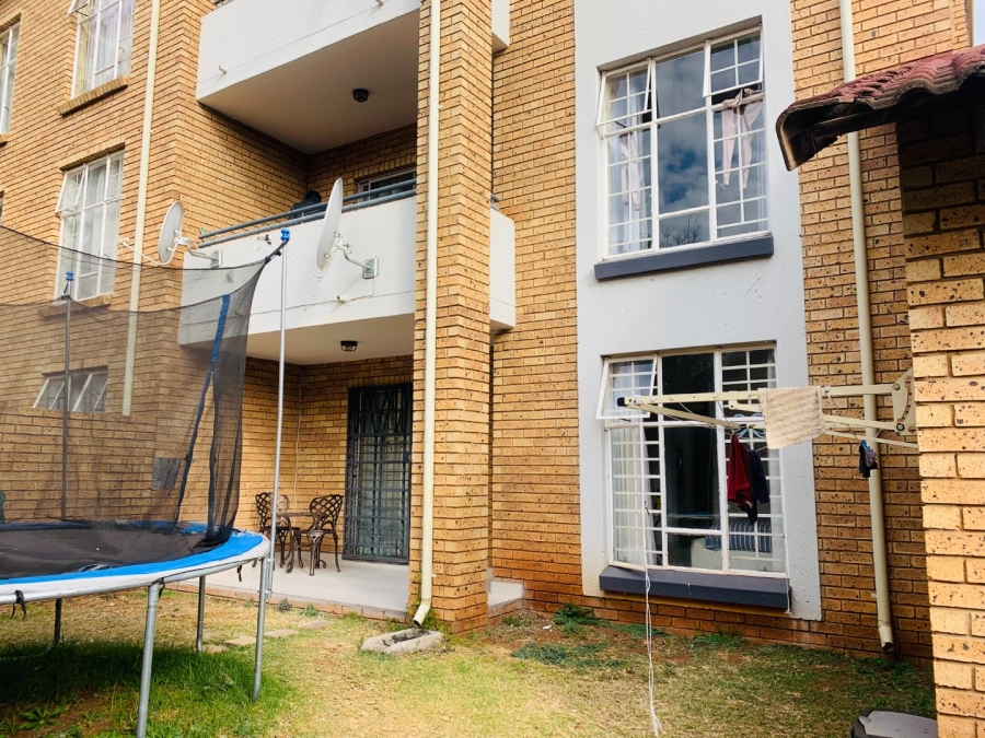 To Let 2 Bedroom Property for Rent in Die Hoewes Gauteng