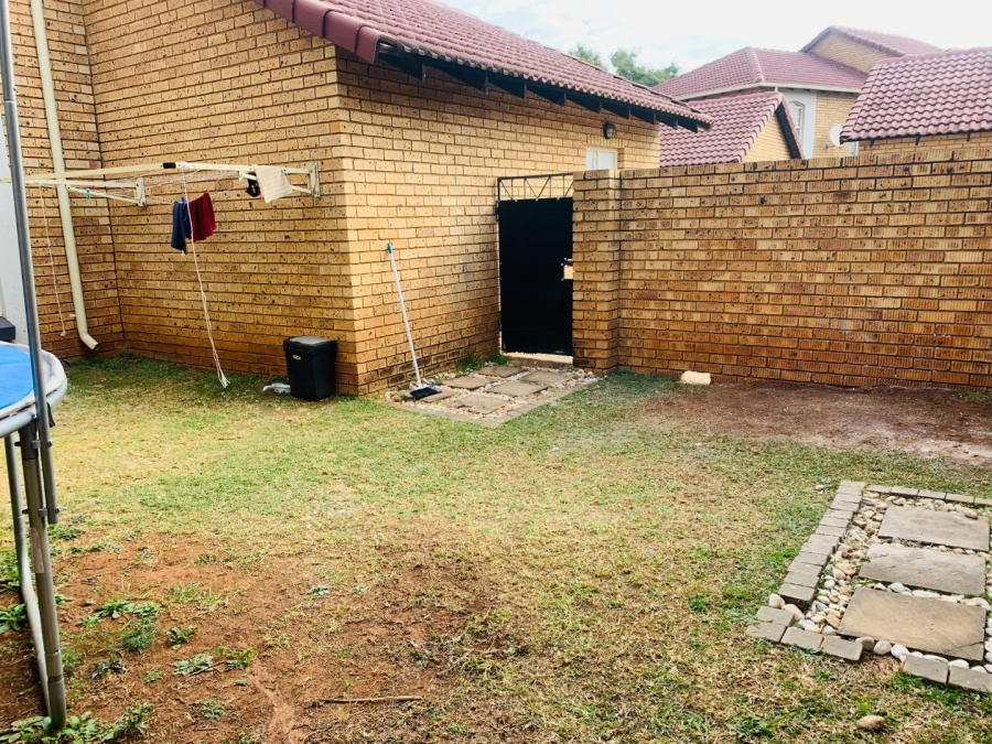 To Let 2 Bedroom Property for Rent in Die Hoewes Gauteng