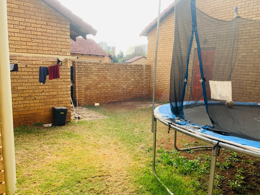To Let 2 Bedroom Property for Rent in Die Hoewes Gauteng