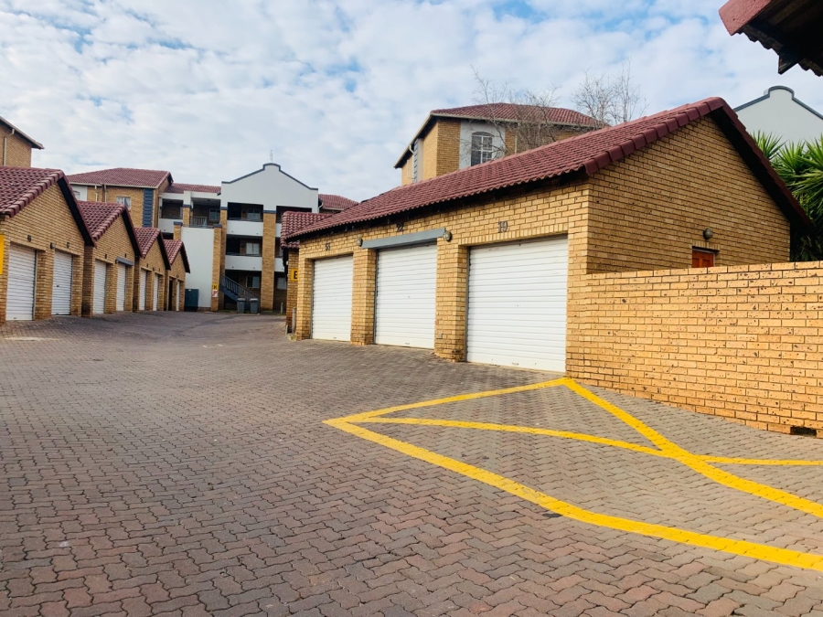 To Let 2 Bedroom Property for Rent in Die Hoewes Gauteng