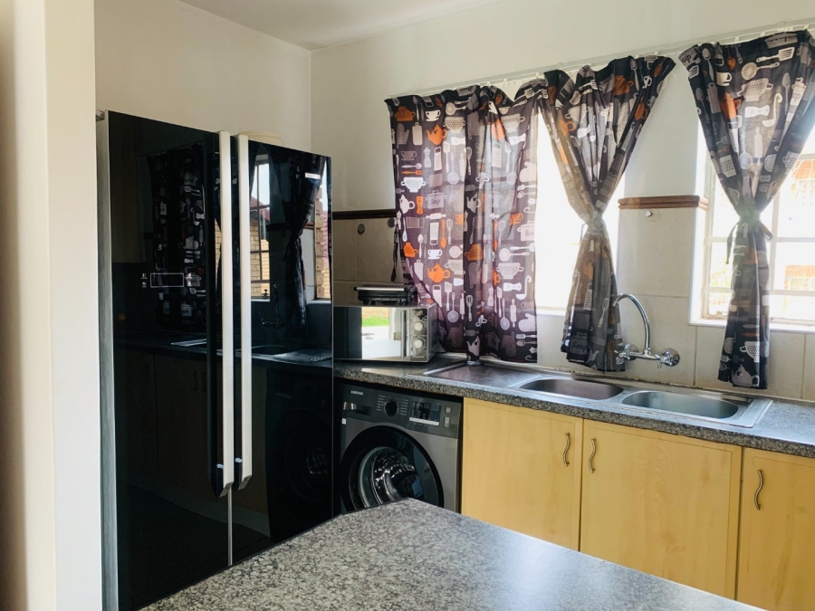 To Let 2 Bedroom Property for Rent in Die Hoewes Gauteng