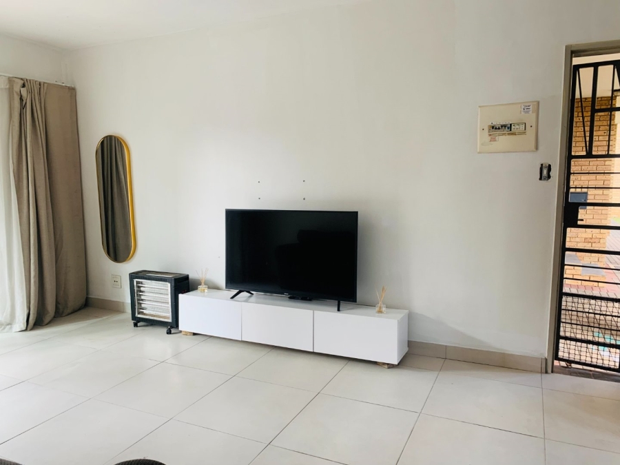 To Let 2 Bedroom Property for Rent in Die Hoewes Gauteng
