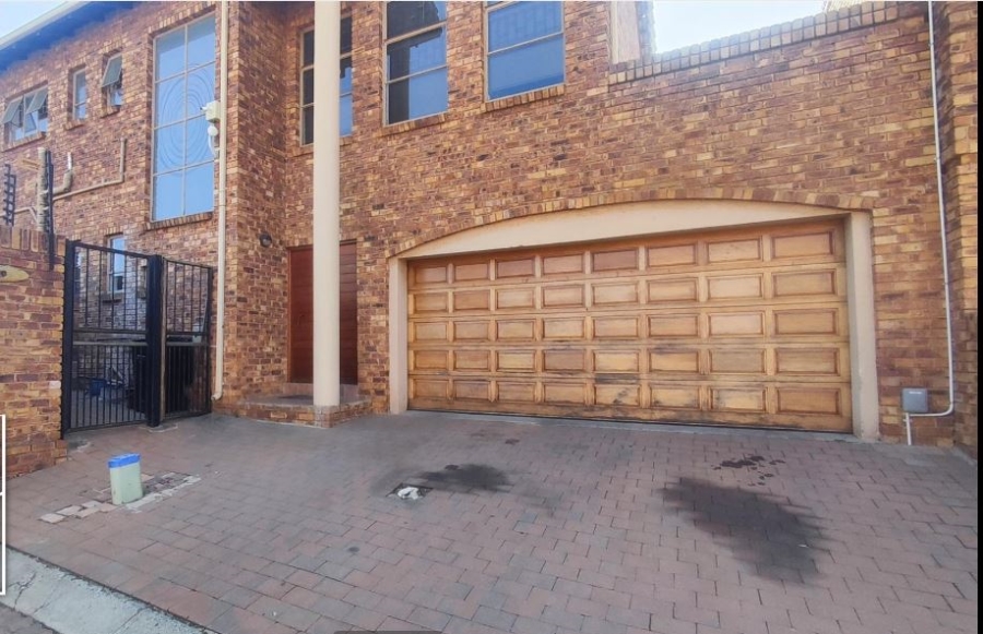 5 Bedroom Property for Sale in Glen Marais Gauteng
